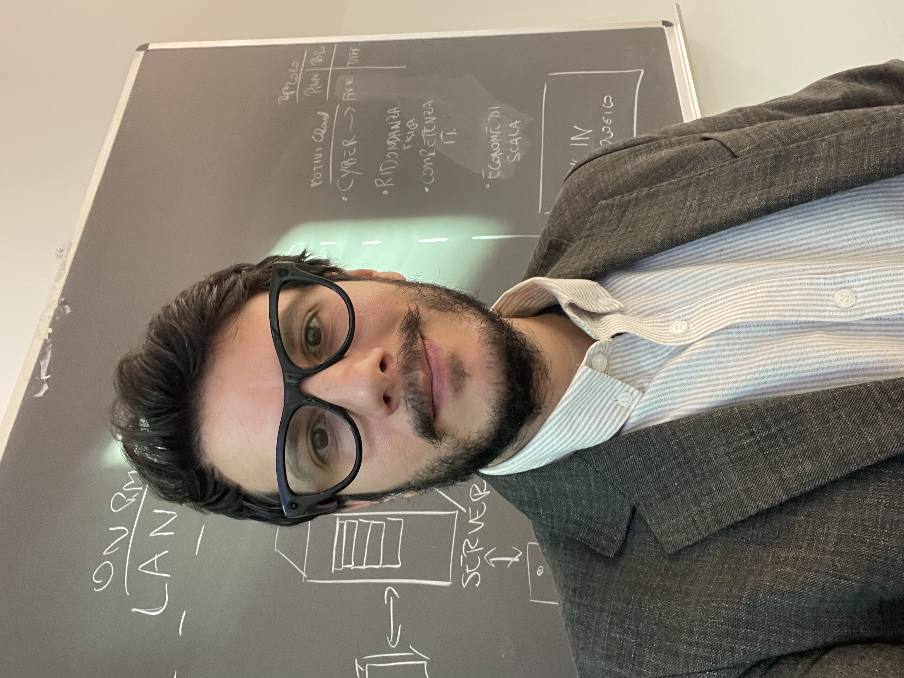 Valentino Grossi - AI Strategist alla lavagna